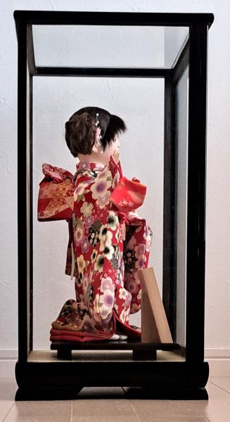“Guardian Doll of Blessing – Red Kimono Edition” Handcrafted by Master Hideshige, Traditional Japanese Doll Artisan(Pre-Owned) - 画像 (5)
